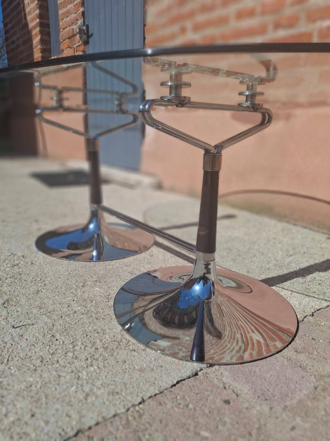 Table ovale Design années 70 – Verre, Chrome & Noyer