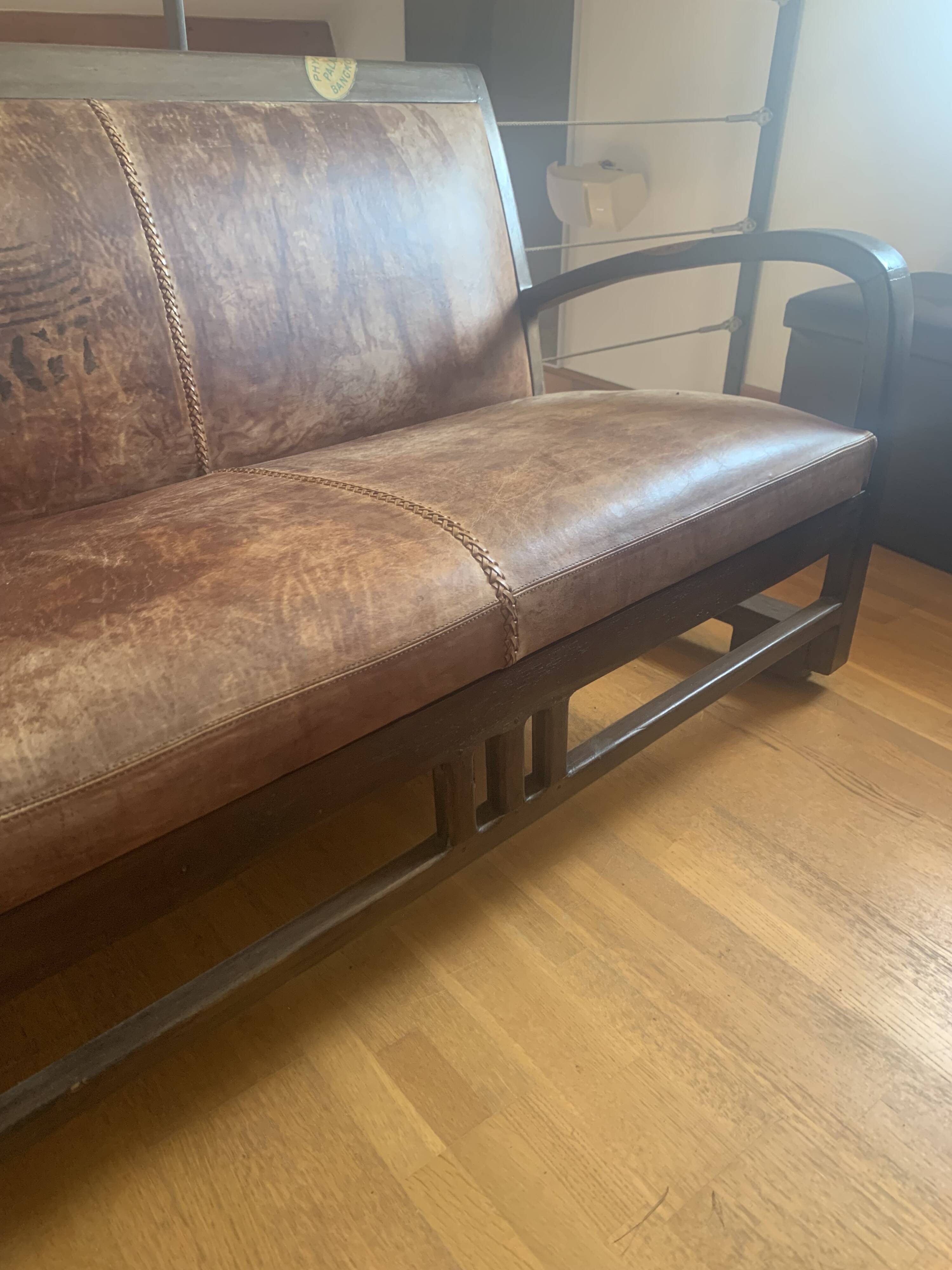 Vintage colonial-style bench in solid wood and patinated leather.