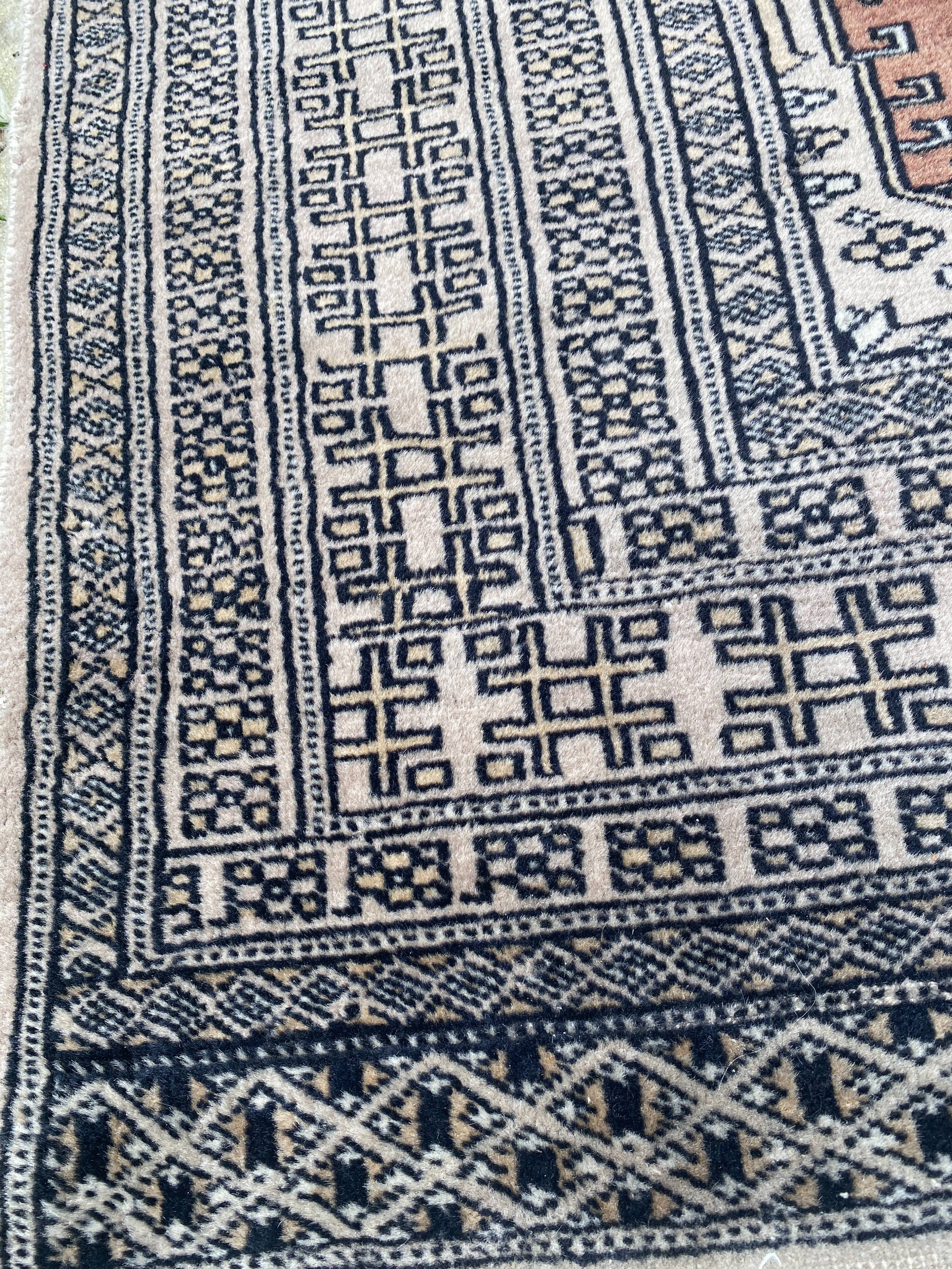 Vintage hand knotted rug with geometric patterns on a grey/beige/terracotta background 170 x 96 cm