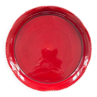 Plat rouge dentelé