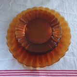 Suite of 10 daisy plates and two Duralex dishes