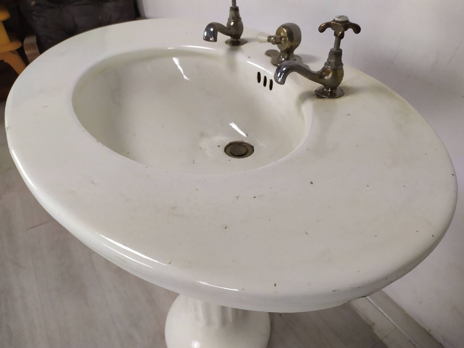 Vasque évier porcelaine sur pied