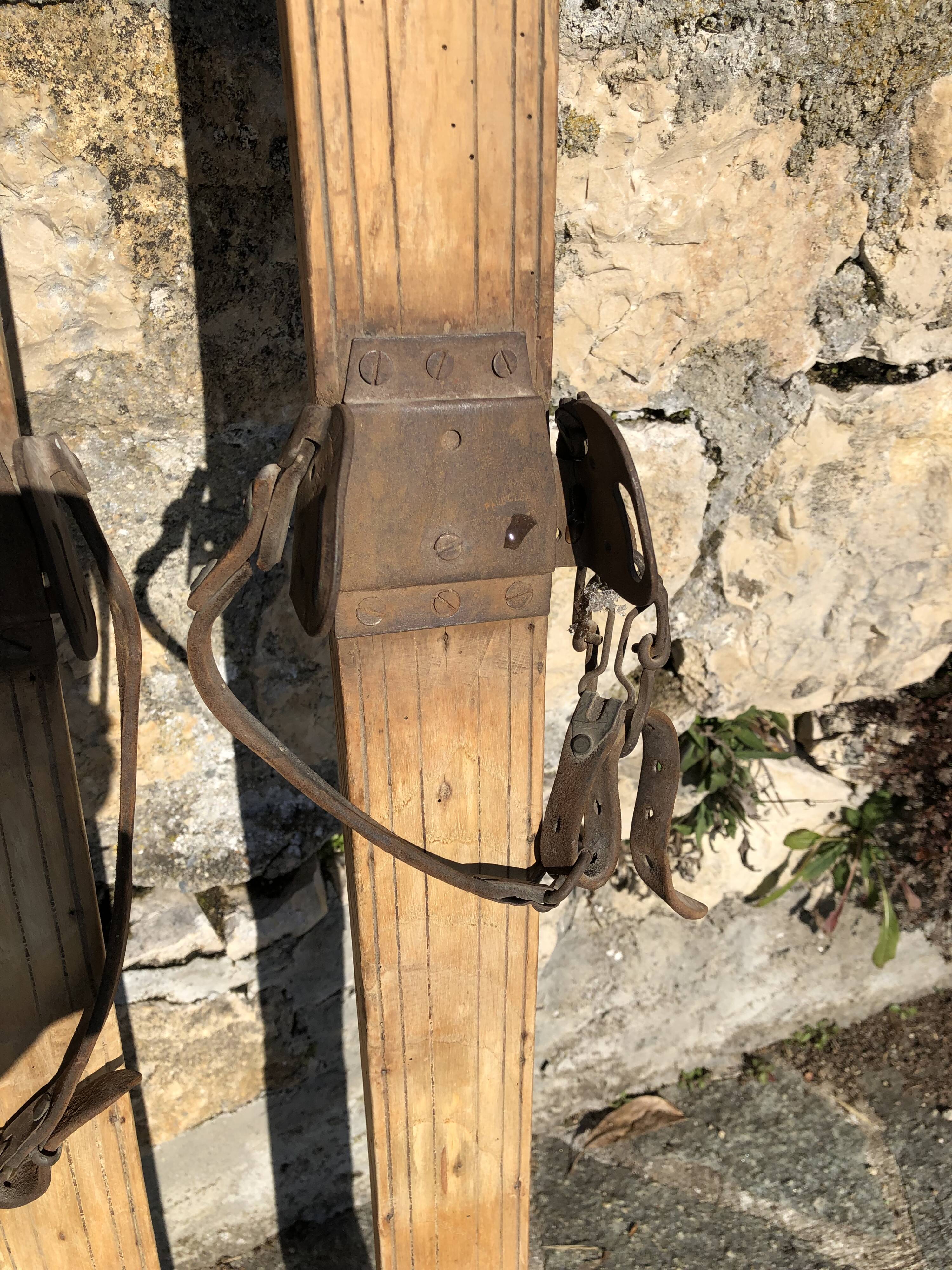 Paire de skis en bois vintage