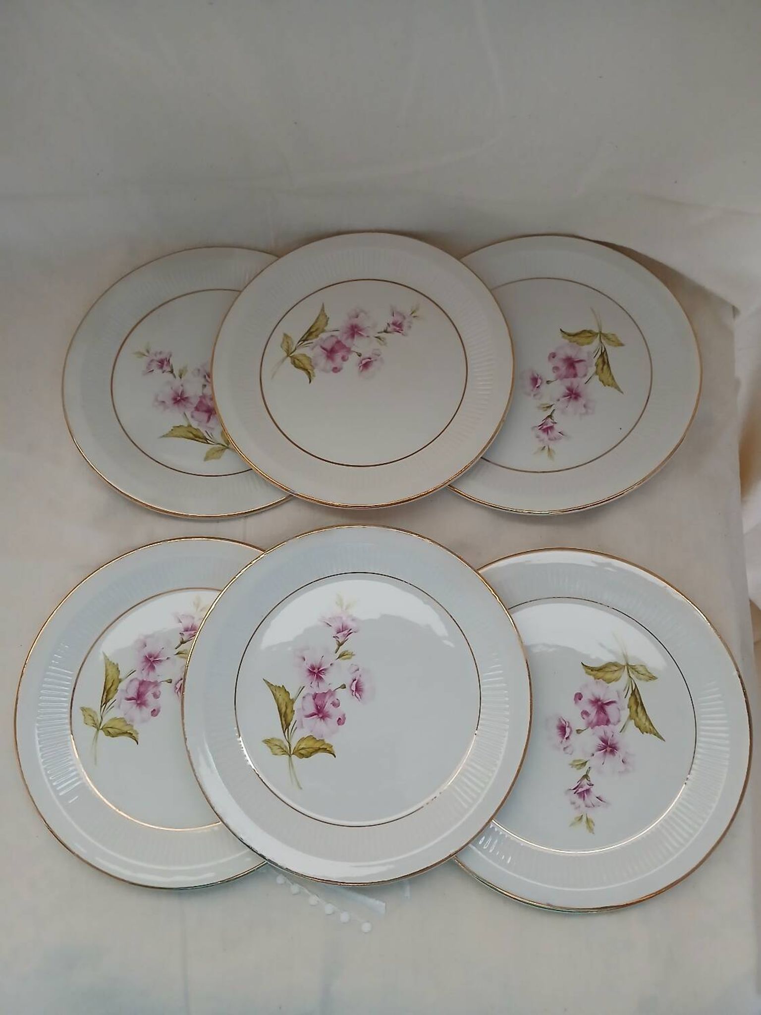6 vintage Moulin des Loups dessert plates