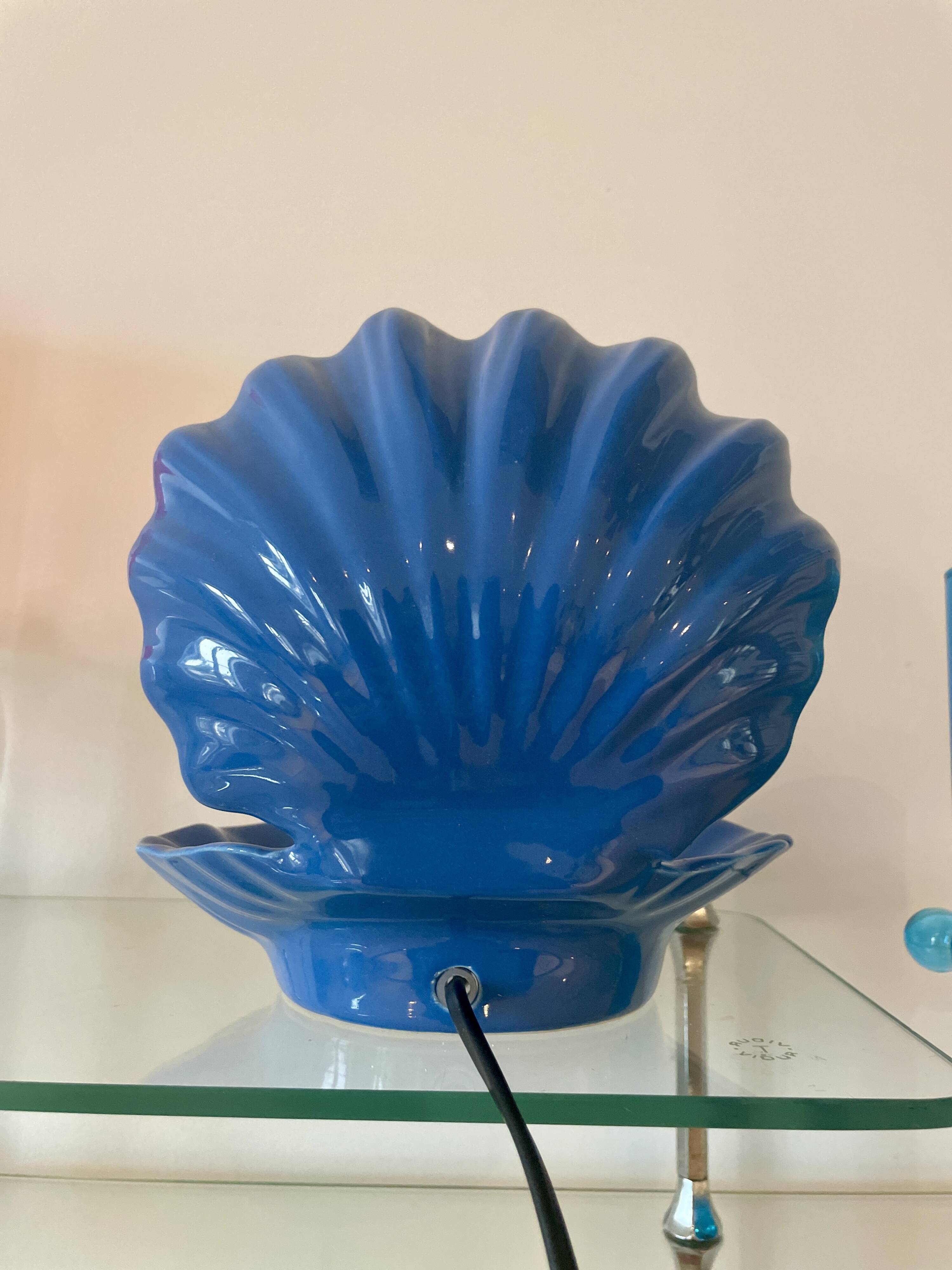 Lampe coquillage en céramique bleue