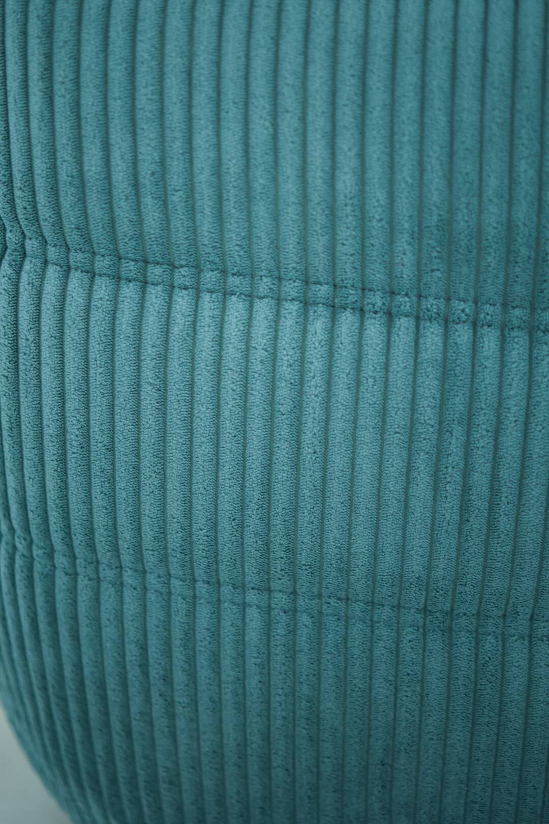 Ensemble de fauteuil et pouf Togo en velours côtelé bleu clair.