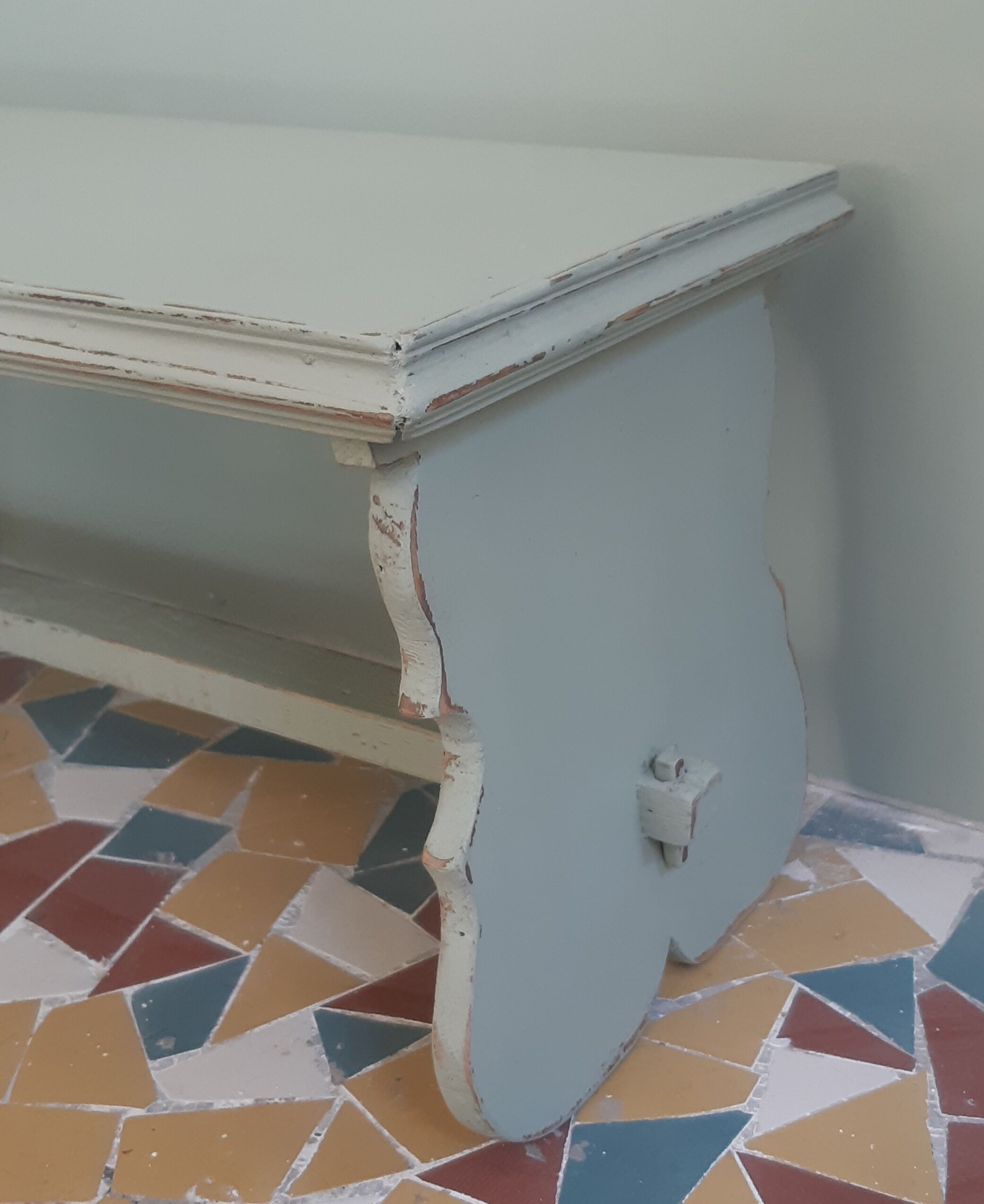 Bench patinated in green