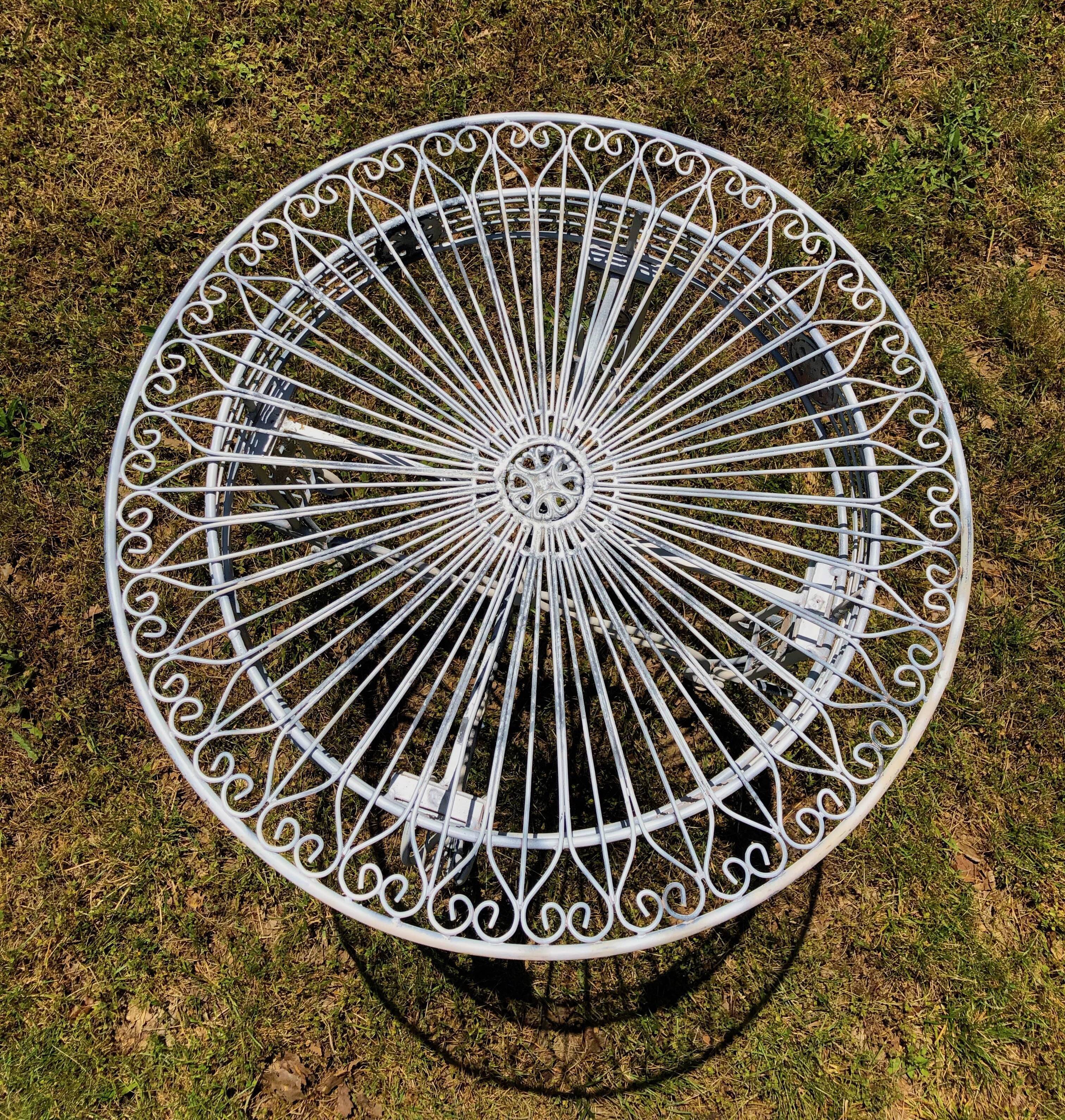 Ancient folded garden lounge in cast iron