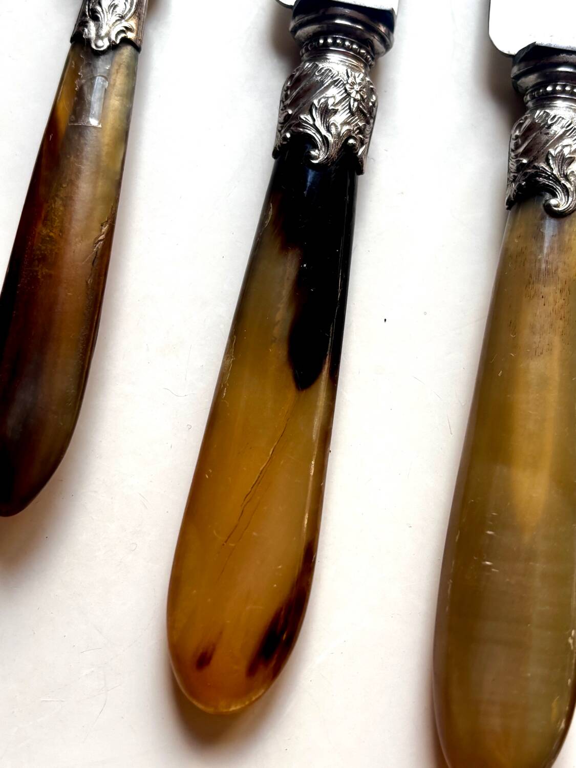 18 Wiskemann table knives in horn