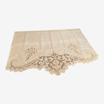 Sheet with embroidered decoration and openwork with cornucopia late nineteenth