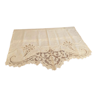 Drap à décor brodé et ajouré à la corne d'abondance fin XIXe