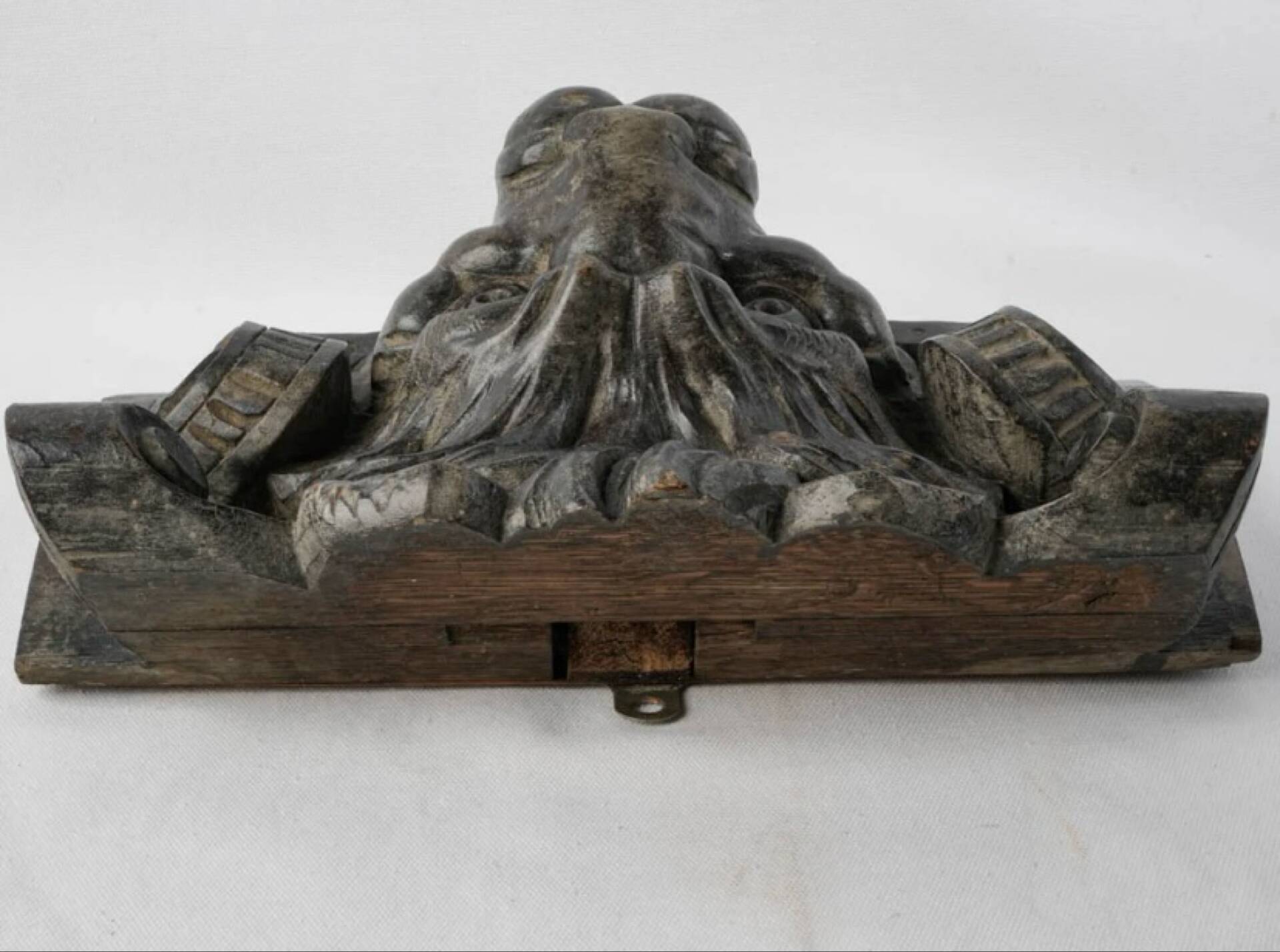 Sculpture de tête de lion en bois teinté