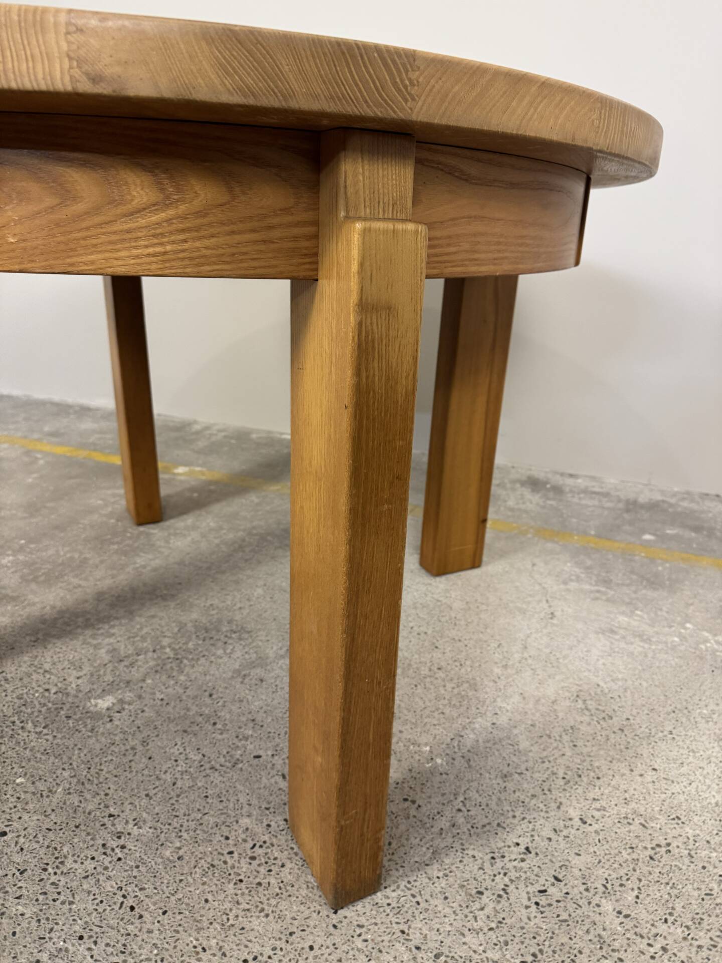 Round table with 1 extension in solid elm Regain, diameter 120 cm.