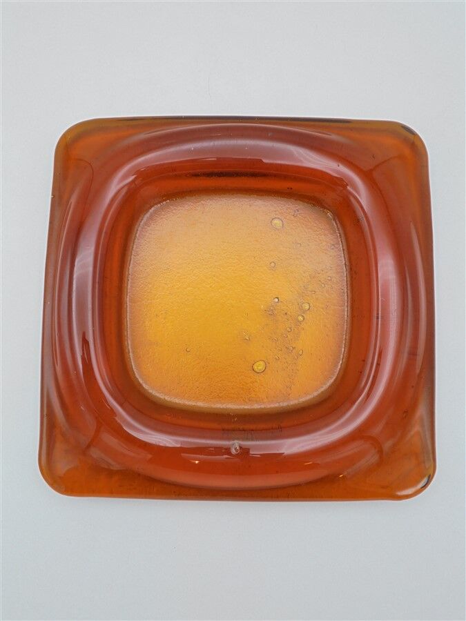 Empty-pocket in amber glass