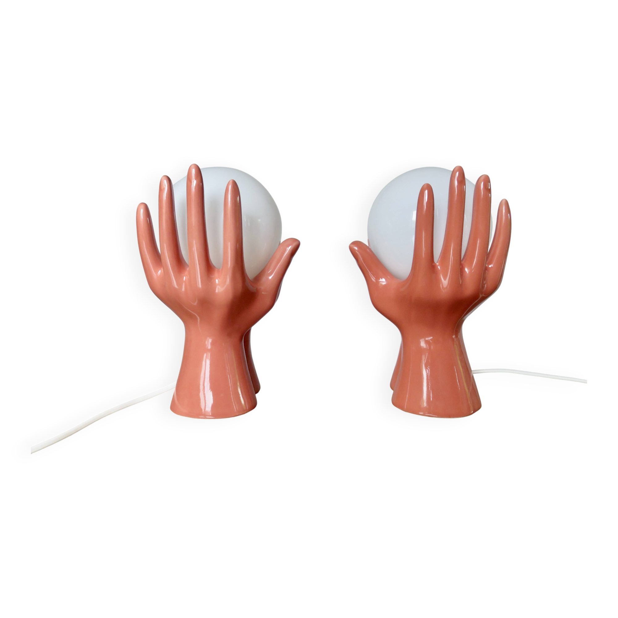 Paire de lampes "mains" en céramique rose et globe en opaline, 1980
