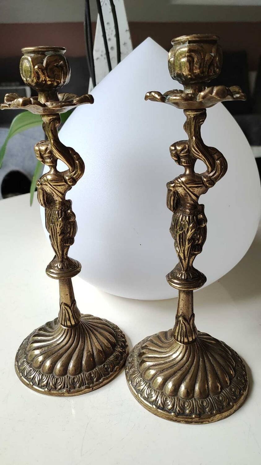 Pair of anthropomorphic candlesticks/Servants of the king holding the flame. In gilded bronze