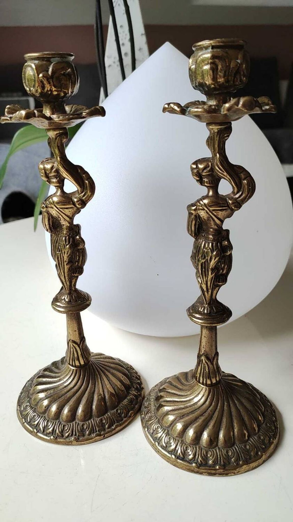 Pair of anthropomorphic candlesticks/Servants of the king holding the flame. In gilded bronze