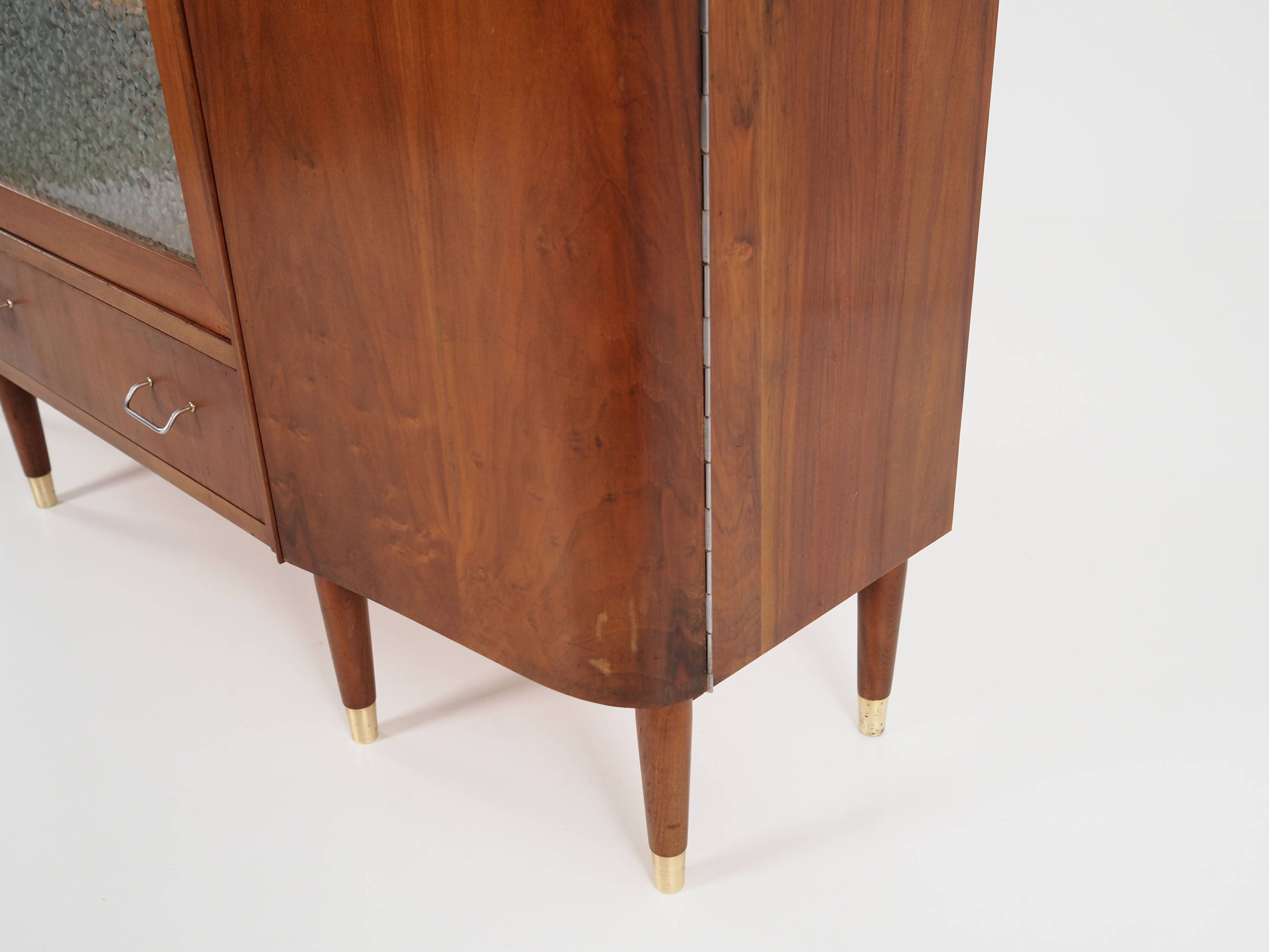 Buffet haut en noyer, design danois, années 1960, production : Danemark