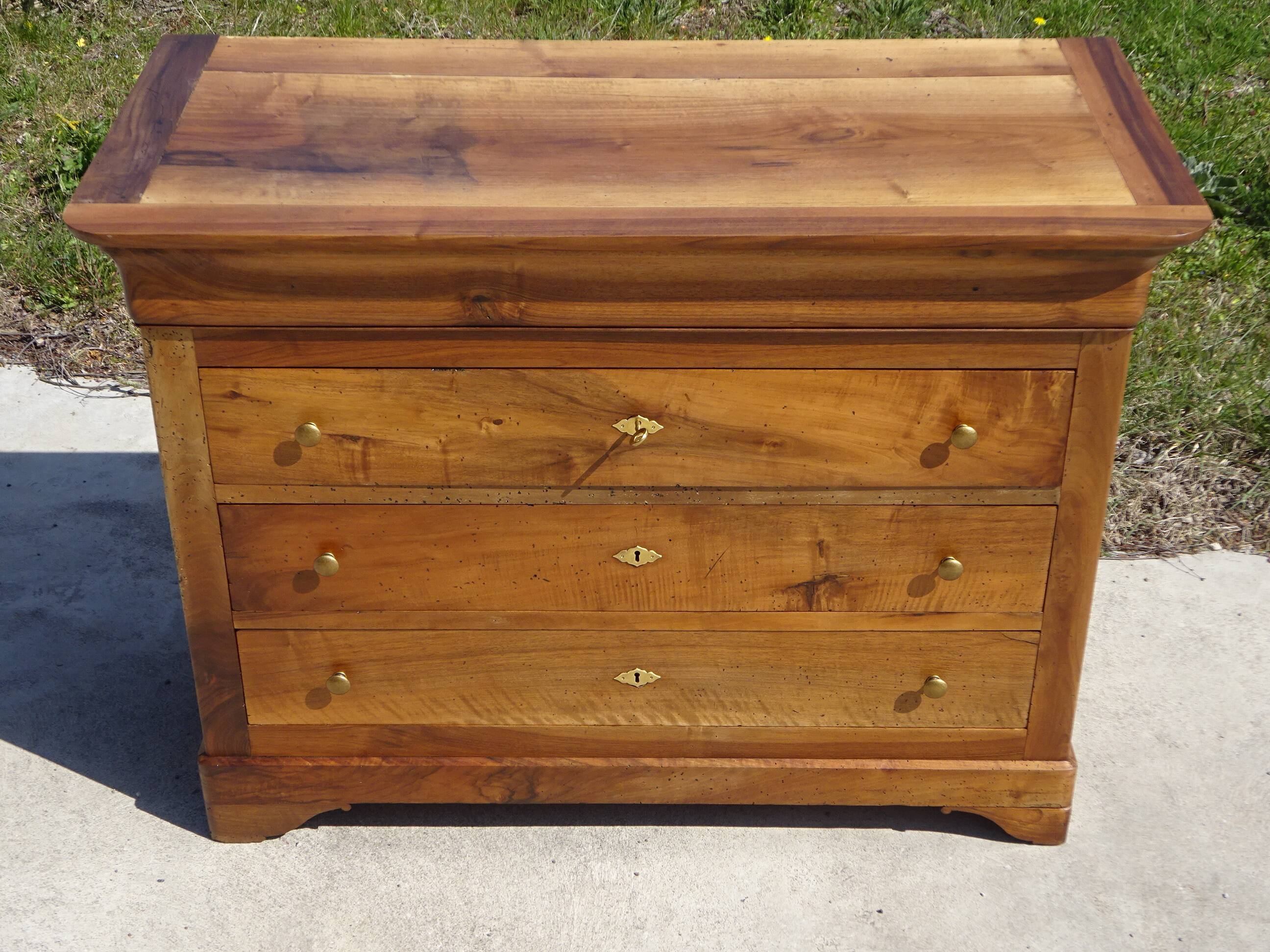Antique Louis Philippe chest of drawers made entirely of walnut.