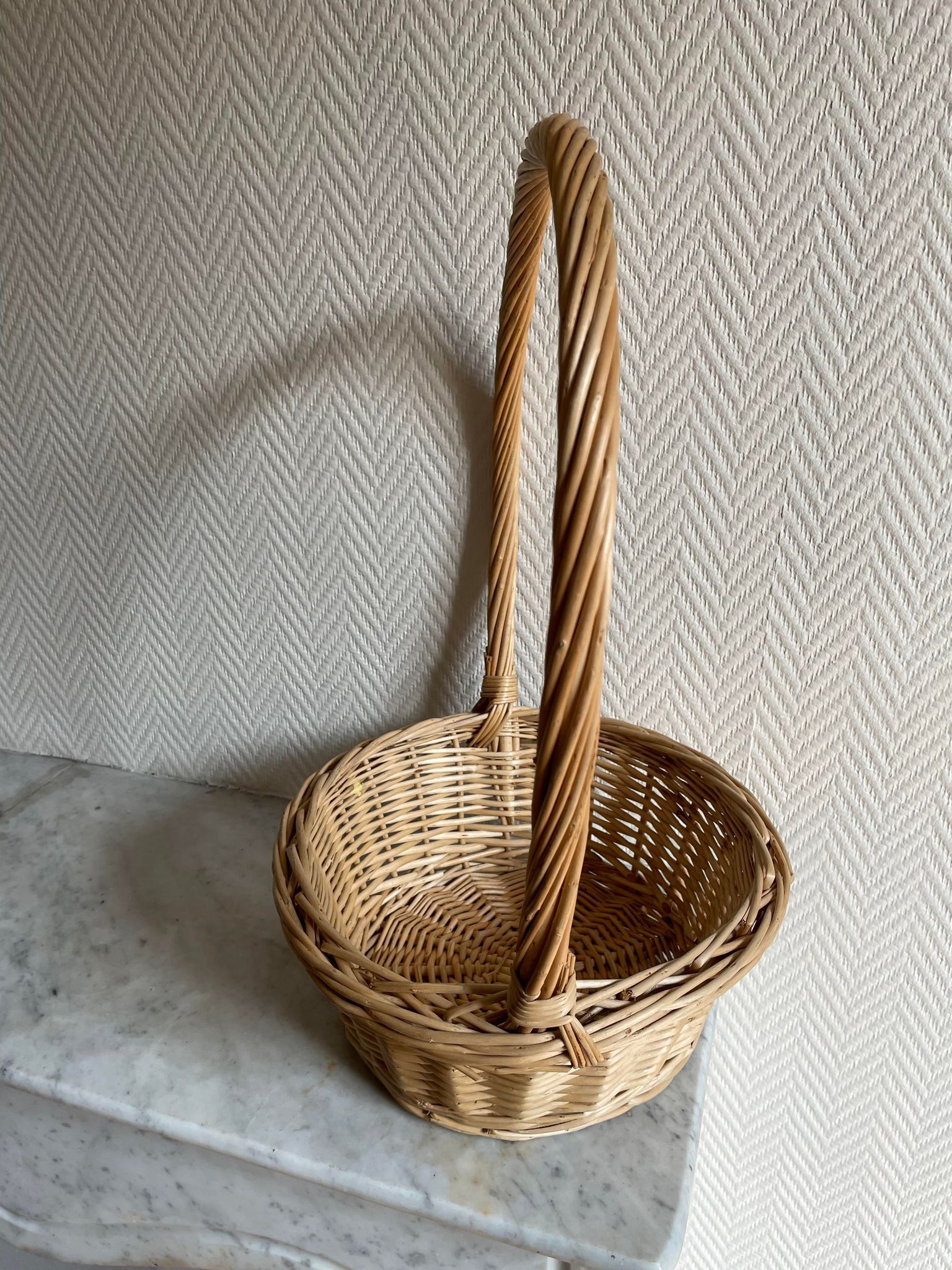 Round beige basket high handle