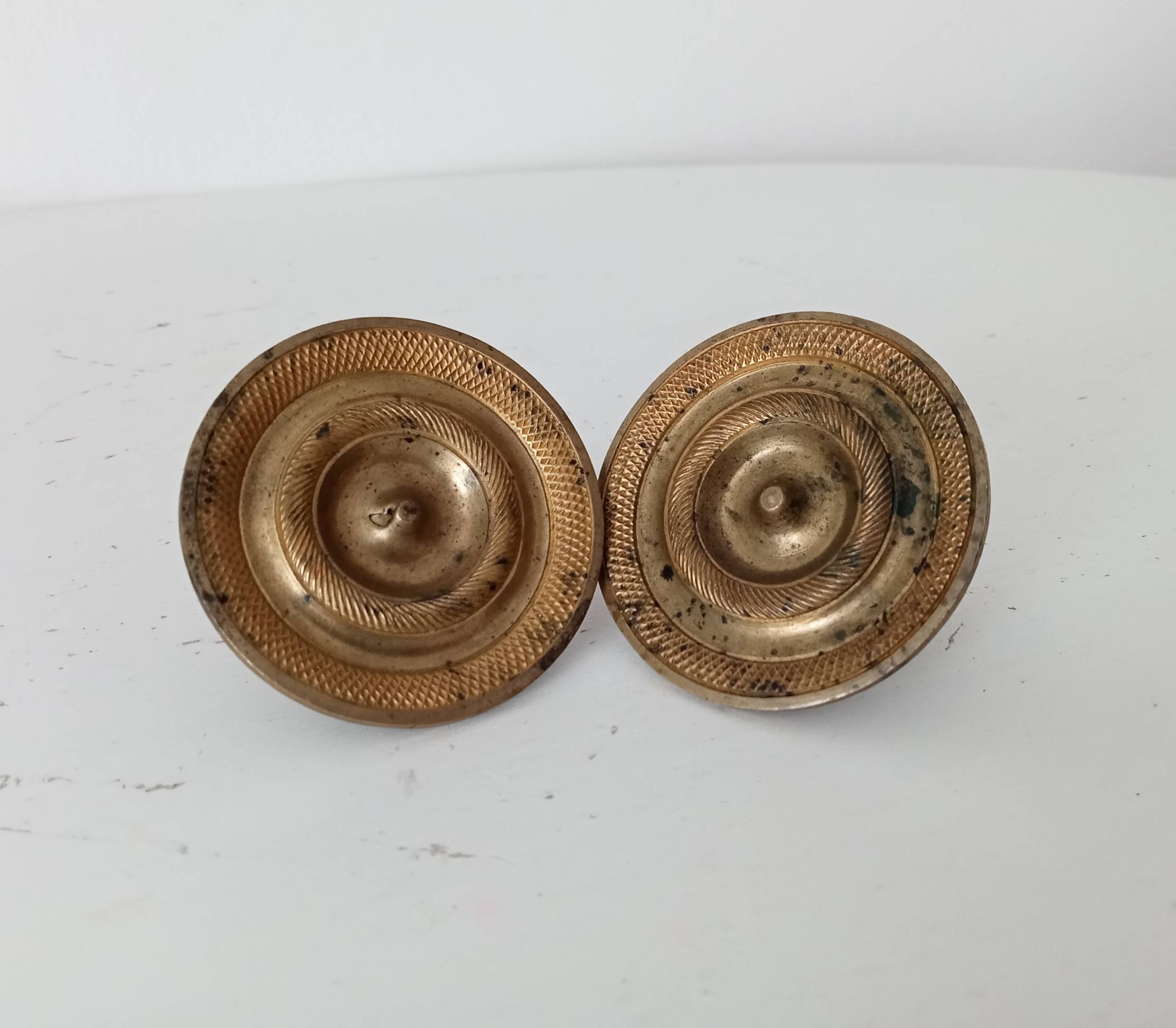 Pair of antique Empire furniture knobs from the 19th century in gilded bronze.