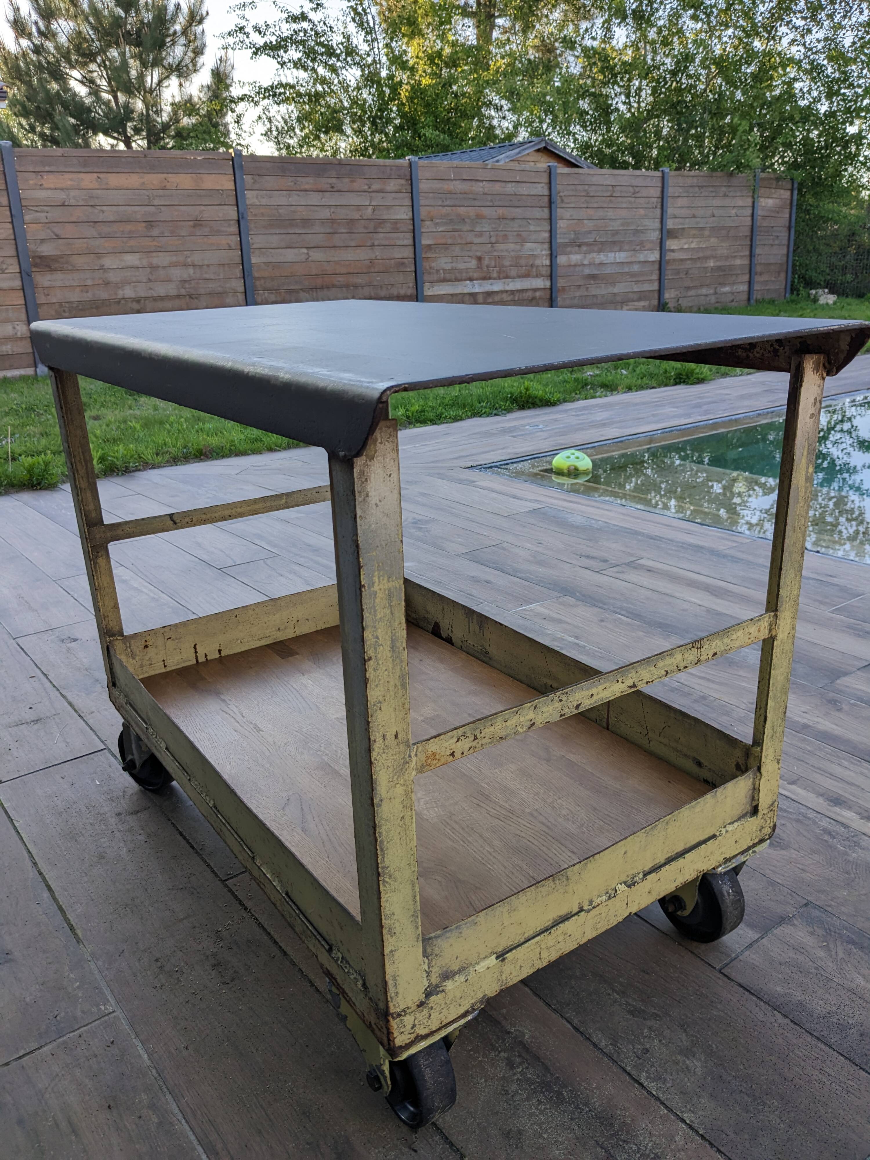Renault workshop trolley from the 1950s, industrial spirit and original patina.