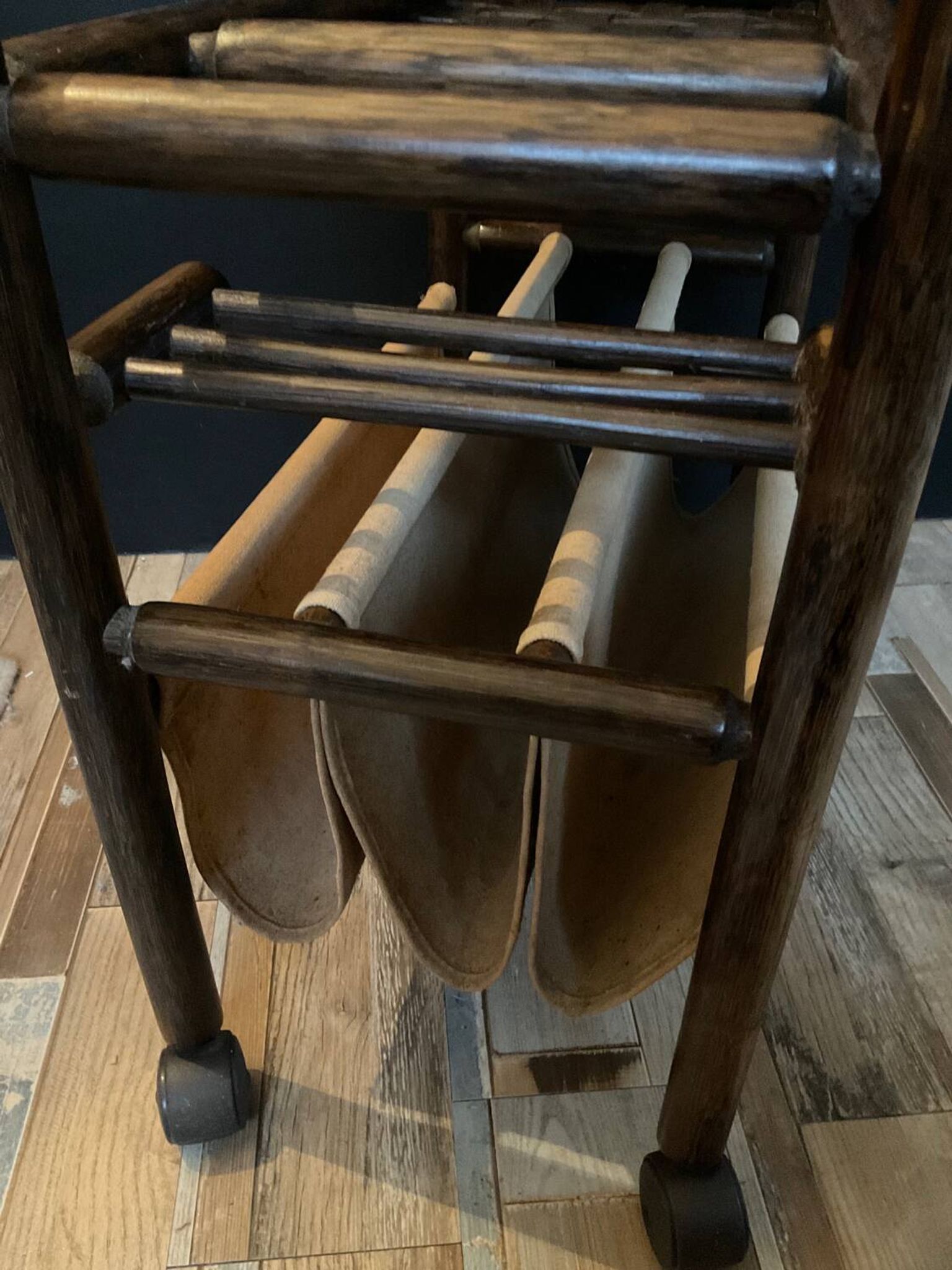 Porte revue en rotin vintage sur roulettes