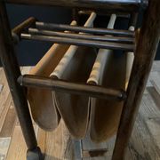 Porte revue en rotin vintage sur roulettes