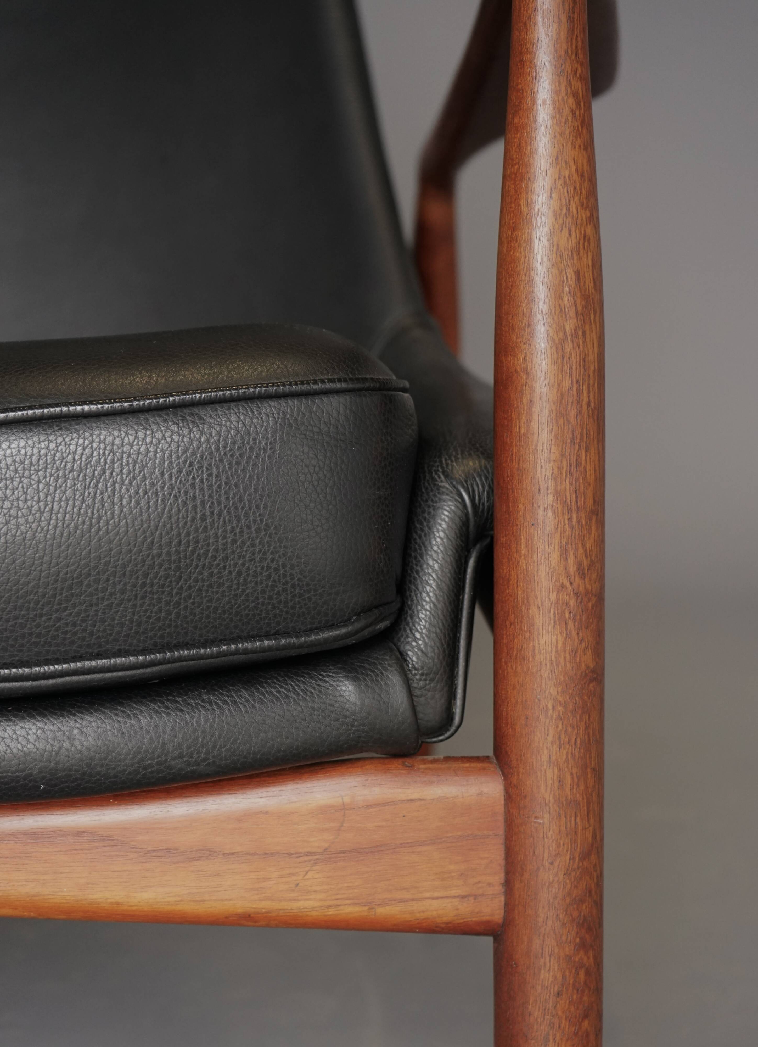 Fauteuil Seal en cuir et teck Ib Kofod-Larsen pour OPE, Suède, années 1960.