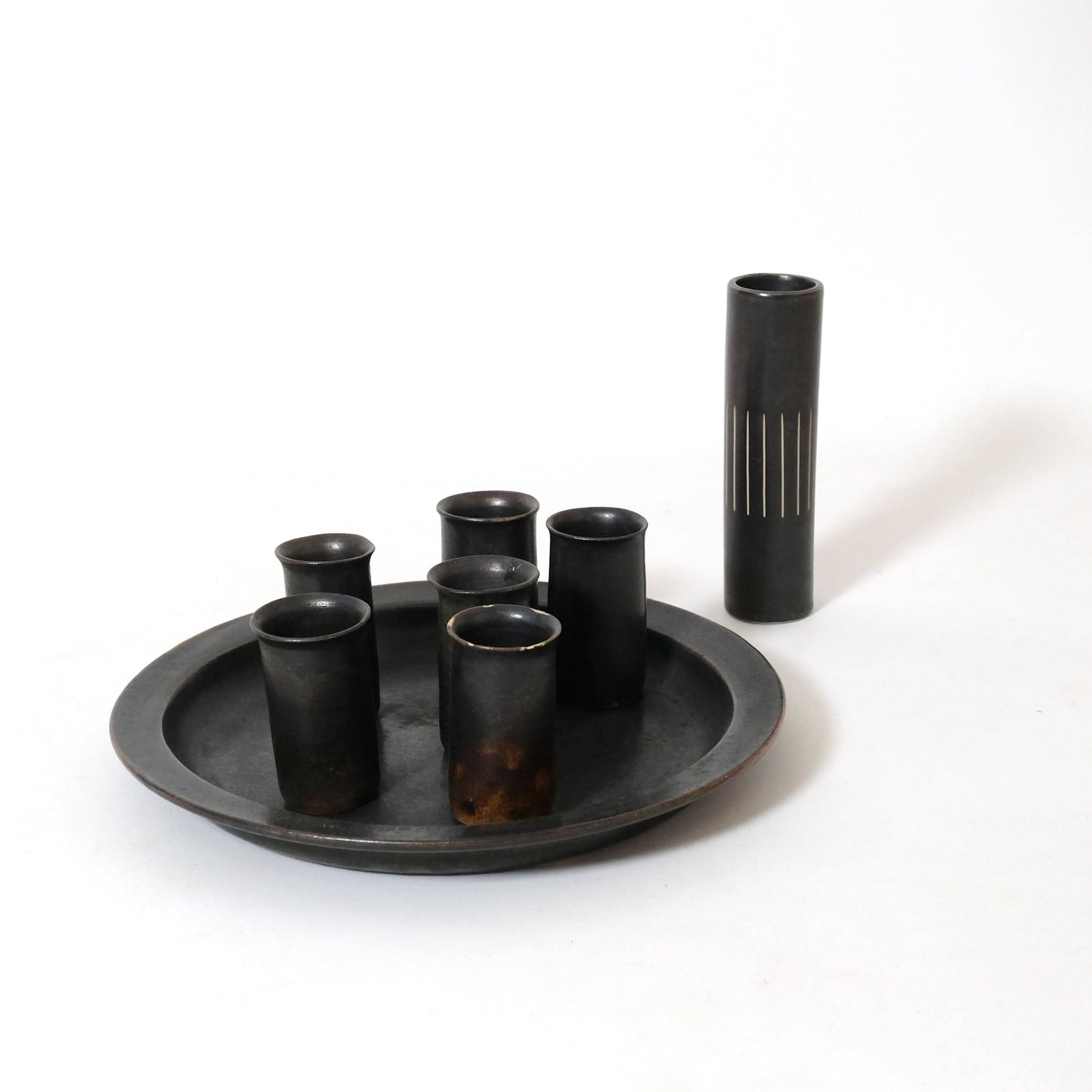 Stoneware plate and 6 goblets from Saint Amand en Puisaye.