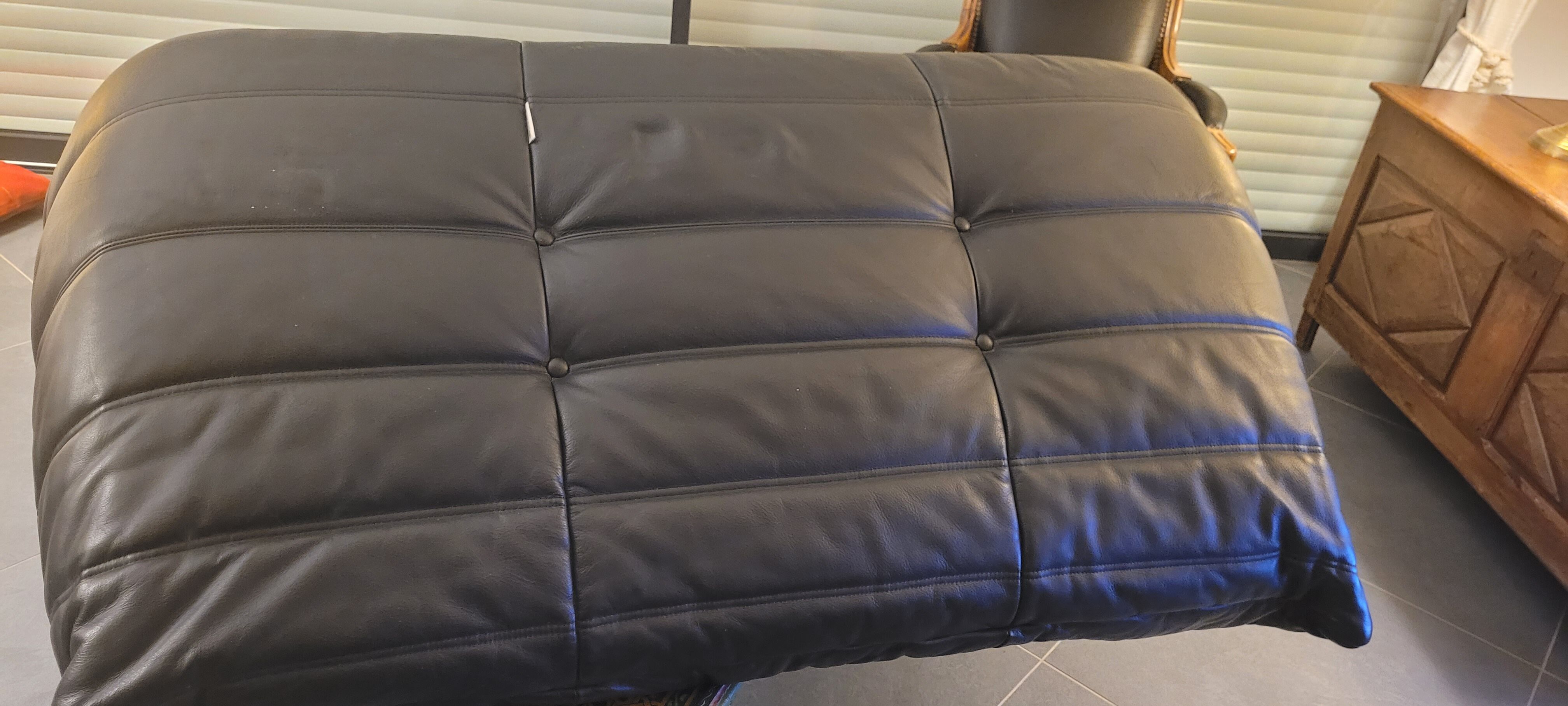 Canapé Togo cuir noir 2 places par Michel Ducaroy pour Ligne Roset en 1973