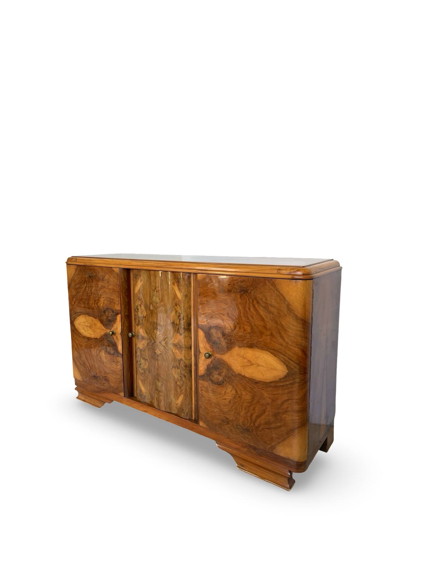 Italian Art deco burl walnut sideboard, of great quality.