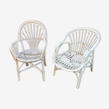Deux fauteuils en rotin blanc