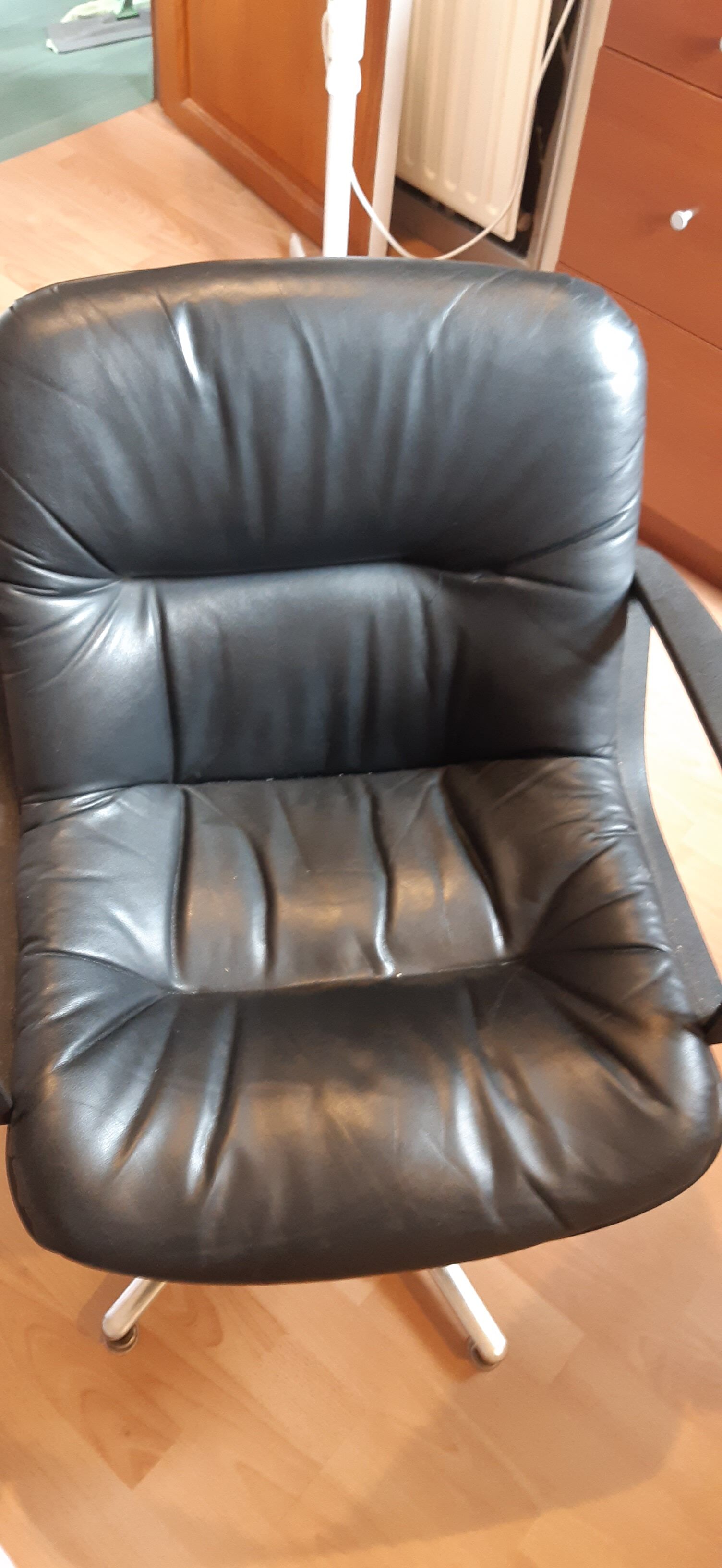 Seidinternational swivel black leather armchair