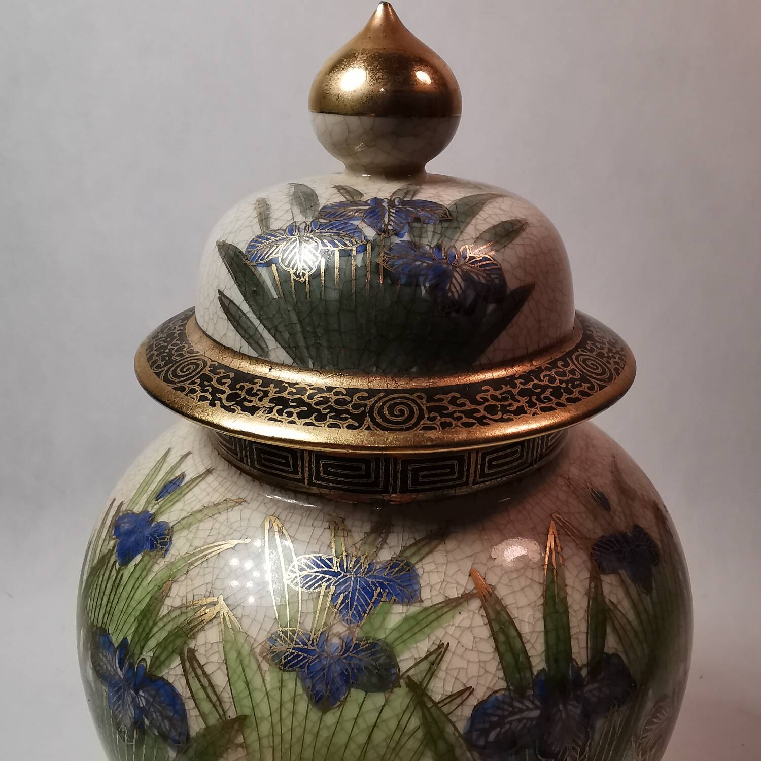 Superb Ginger Pot Vase in Japanese Porcelain Satsuma Family Shimazu Golden Iris Patterns