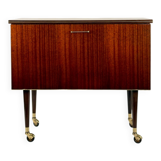 Meuble bar moderne du milieu du siècle sur roulettes en laiton – années 1960