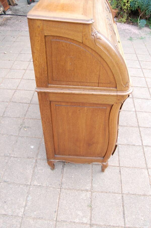 cylinder desk from the Louis XV period in oak, late 18th century