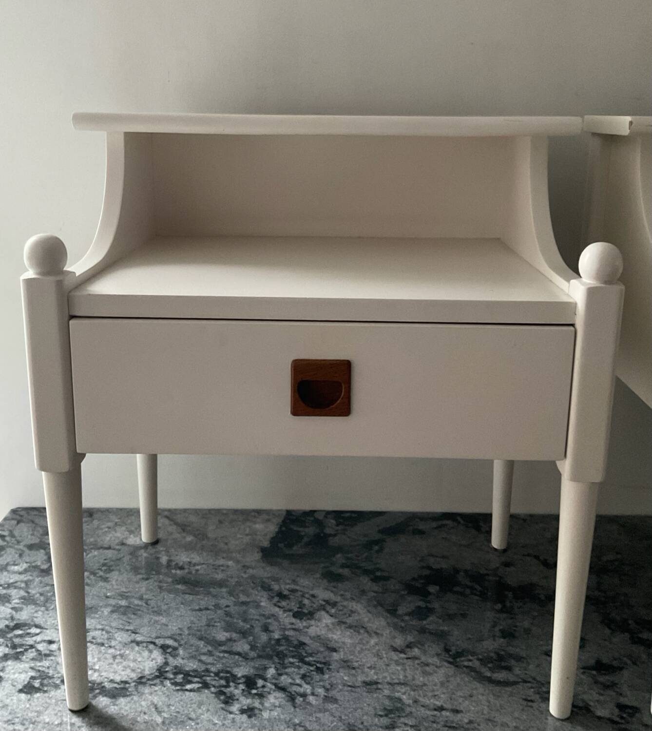 Paire de chevets scandinaves en bois blanc