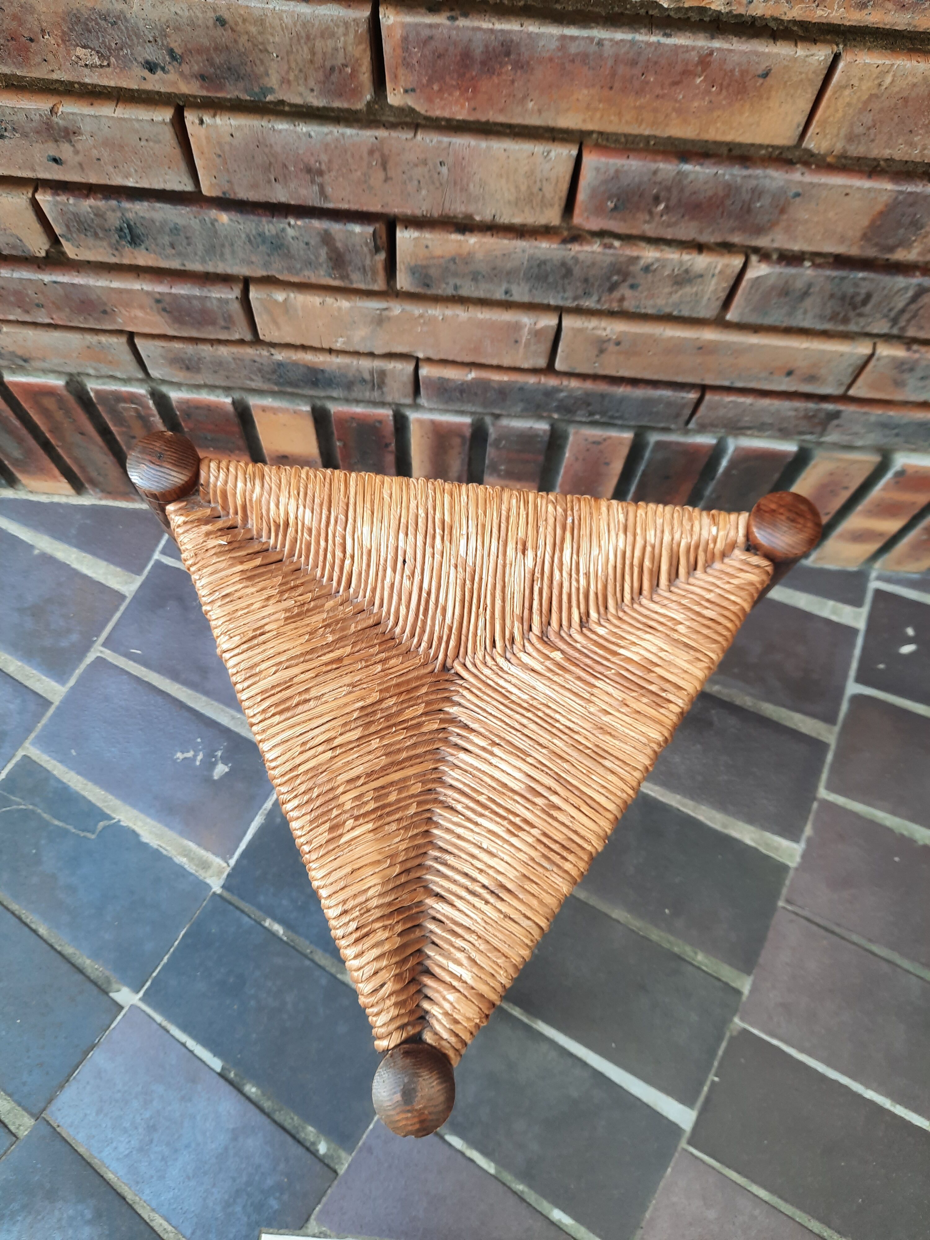 Tabouret triangulaire style Charlotte Perriand