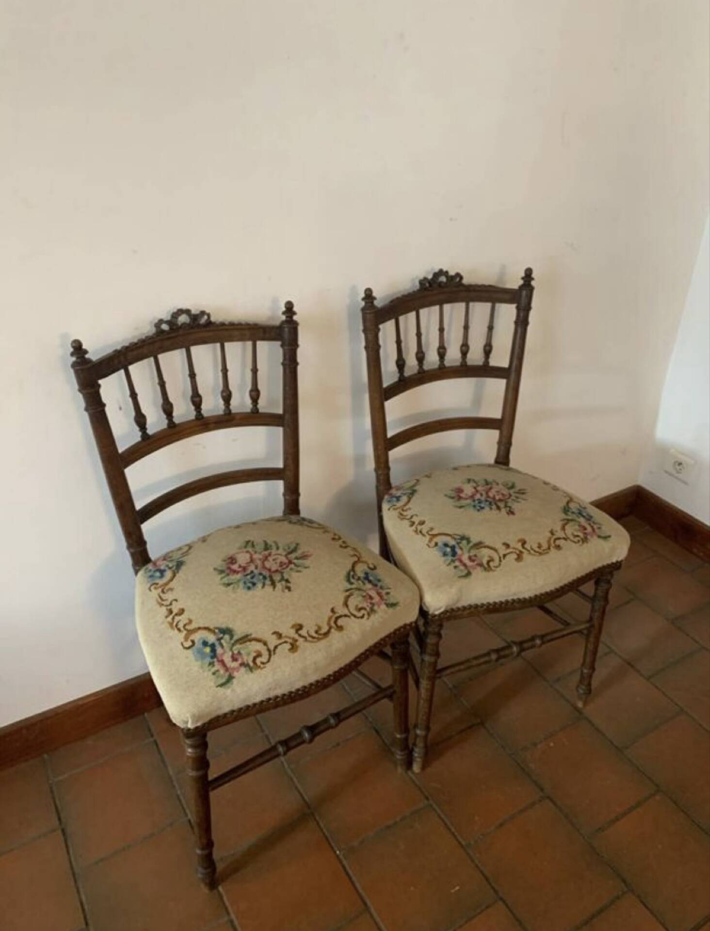Paires de chaises tissu fleuri aux dames de France