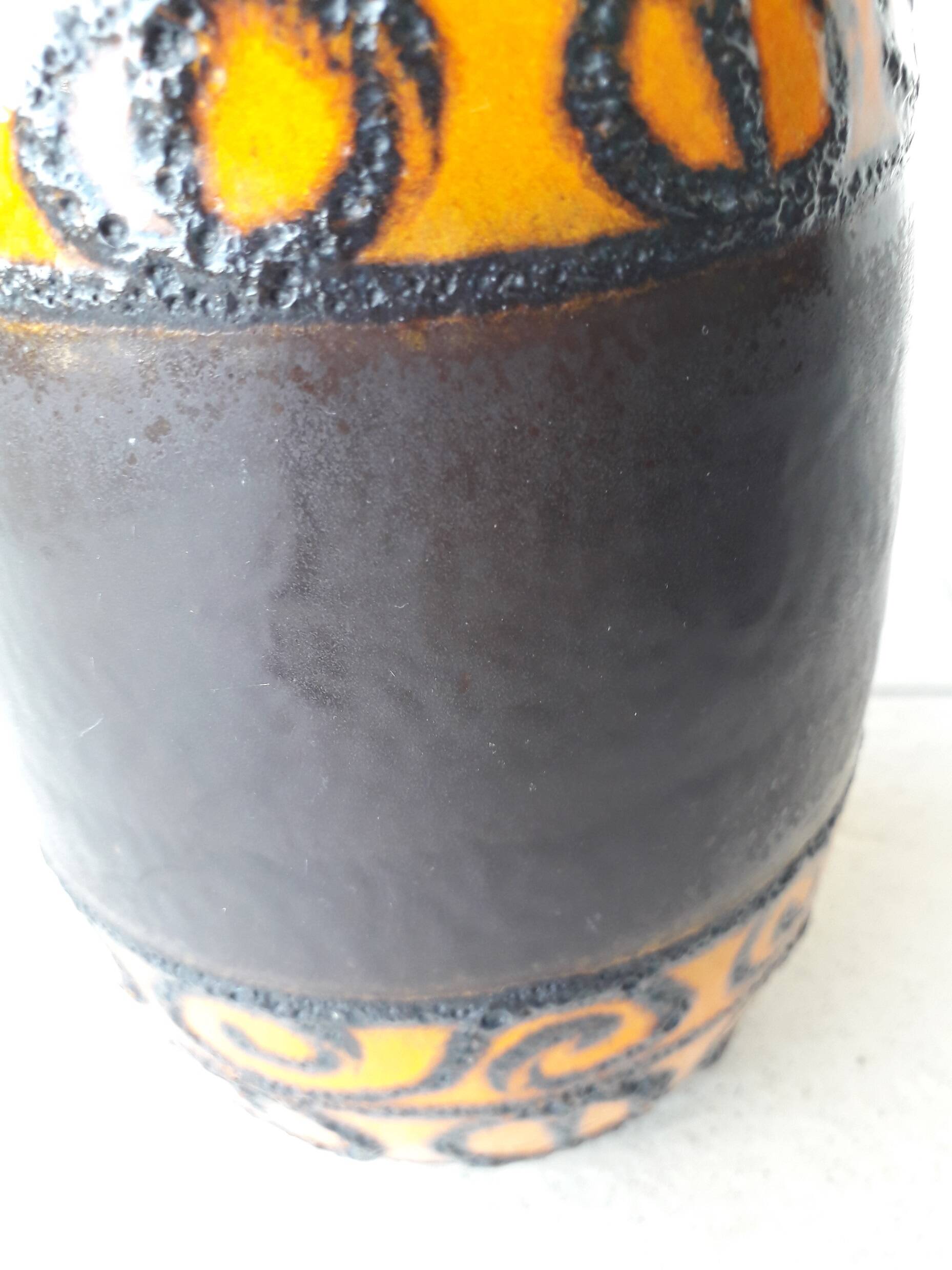 Vase en céramique orange et marron