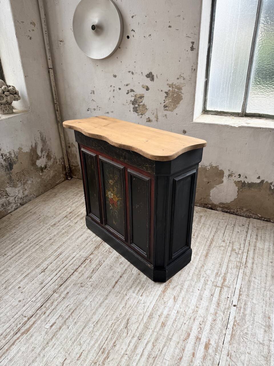 Floral 1920s trading counter