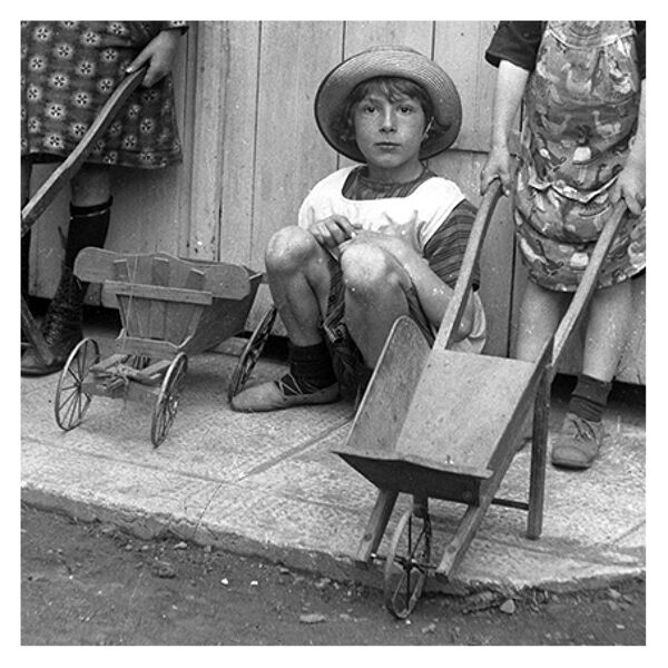 Quatre enfants avec des brouettes