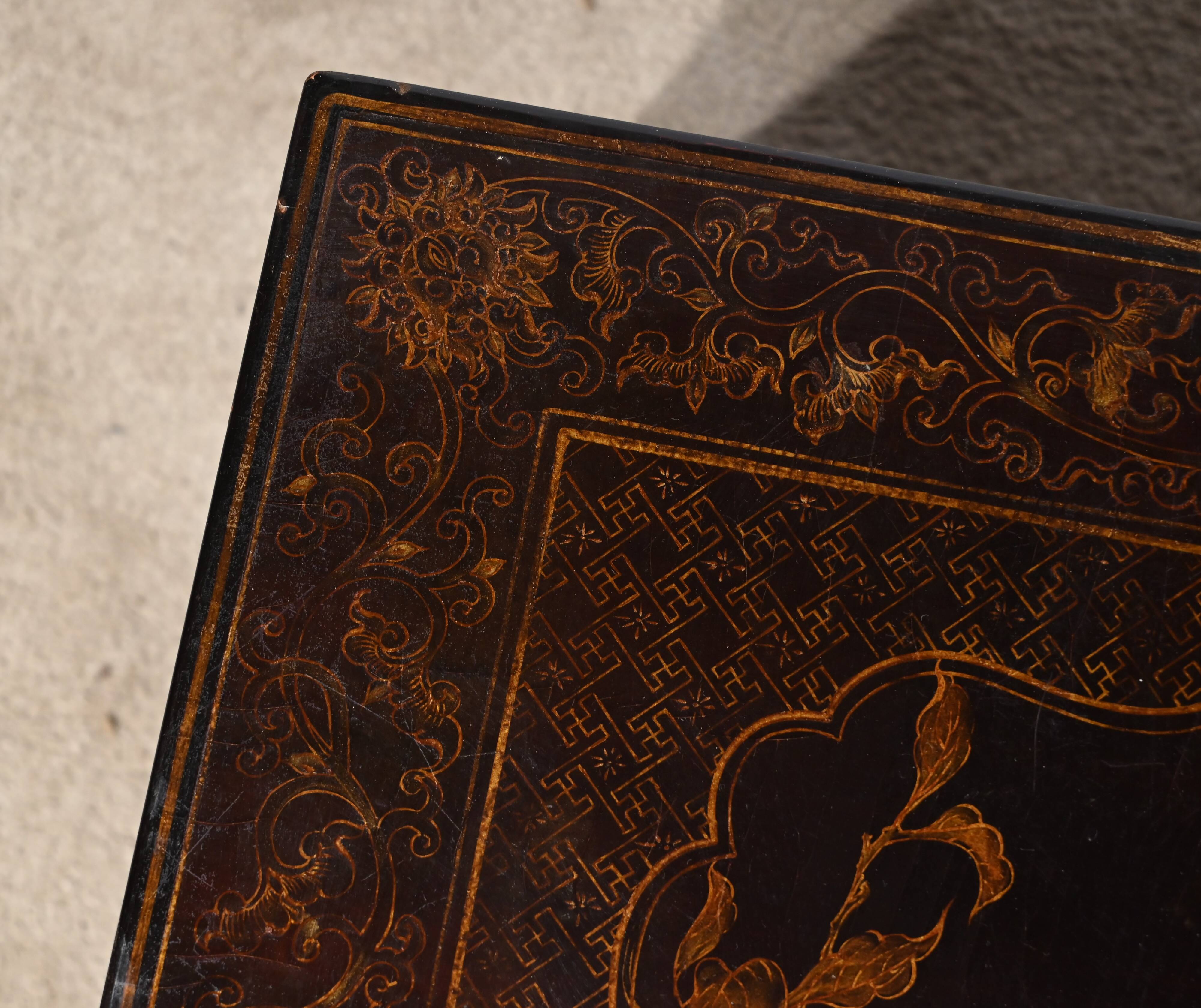 Important Asian Coffee Table, in black lacquered wood – Mid 20th century