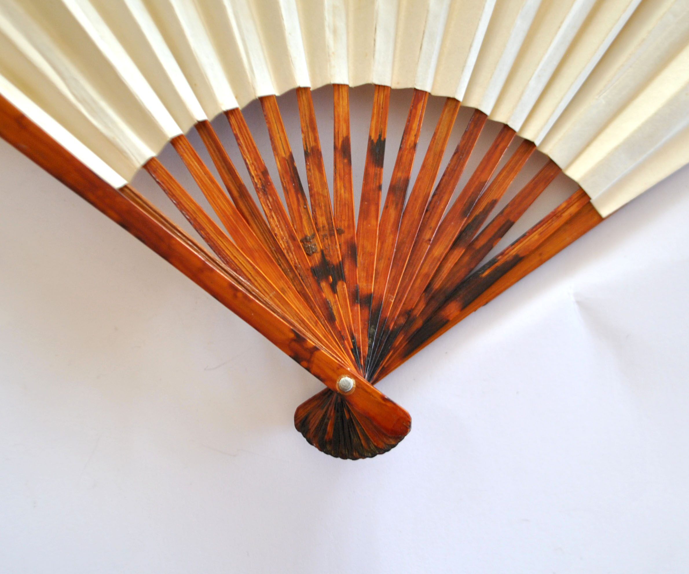 Vintage bamboo fan with floral decoration from China.