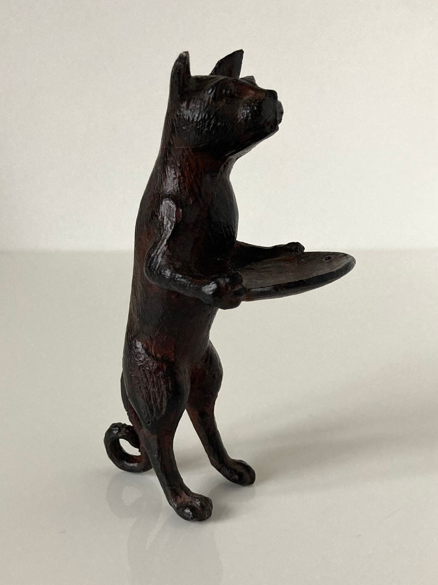 Pockets in the shape of a servant cat in bronze of reddish-brown patina