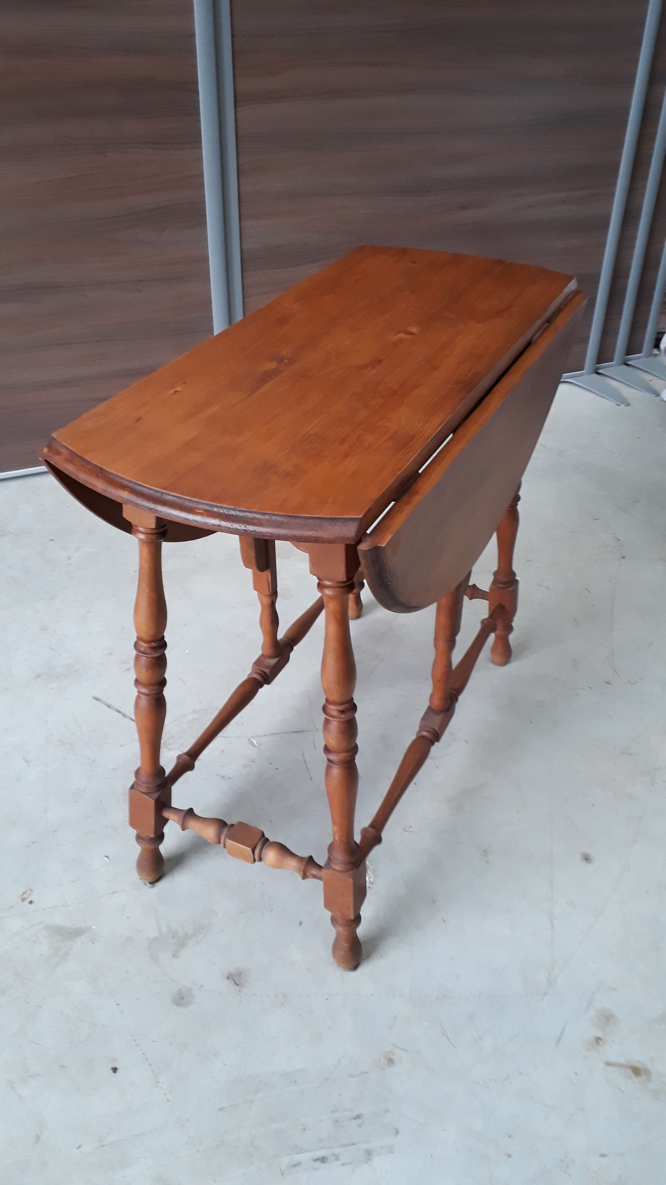 Foldable round table