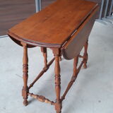 Foldable round table