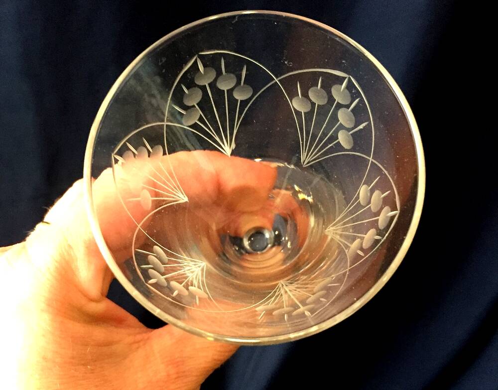 Set of 7 glass red wine glasses from the 1930s 1940s tableware