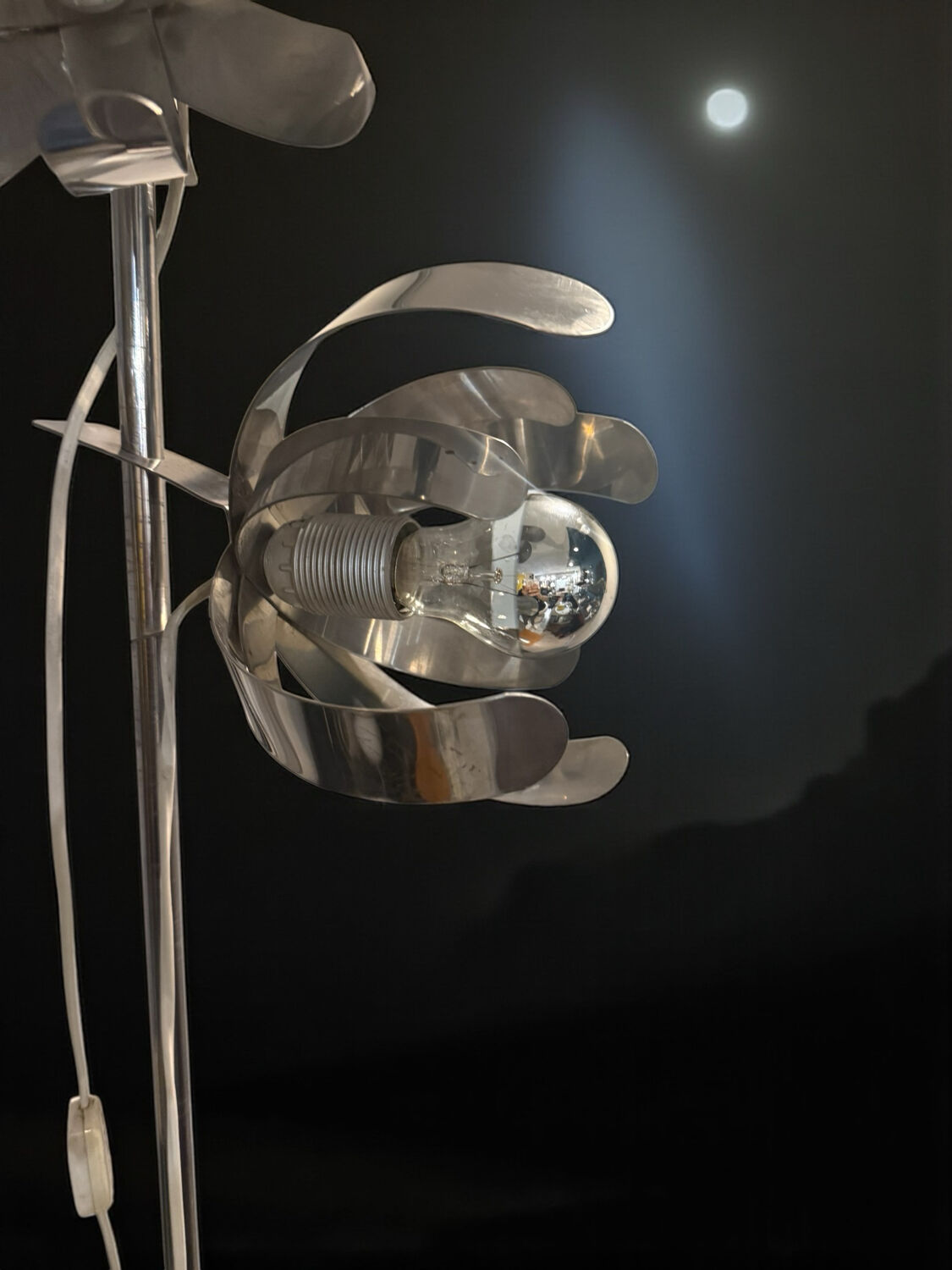 Floor lamp with metal flowers